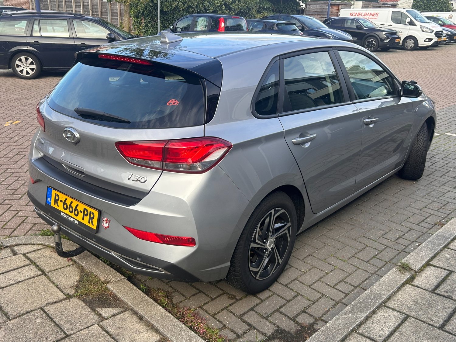 Hyundai i30 van opzij en achteren